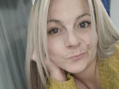 EmilianaZains - blond female webcam at xLoveCam