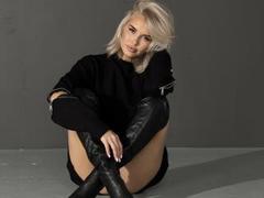 EmillyWalker - blond female webcam at xLoveCam