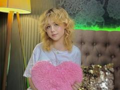 EmilyAngels - female with brown hair webcam at xLoveCam