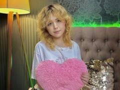 EmilyAngels - female with brown hair webcam at xLoveCam
