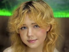 EmilyAngels - female with brown hair webcam at xLoveCam