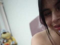 EmilyHudson - female with brown hair webcam at xLoveCam