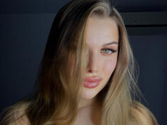 EmilyLux from xLoveCam