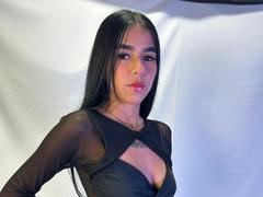 emilyluzzMost - female with black hair webcam at ImLive