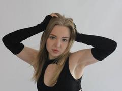 EmilySunshineS from xLoveCam