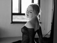 EmilySunshineS - blond female webcam at xLoveCam
