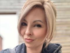 EmmaCrow-hot - blond female webcam at xLoveCam