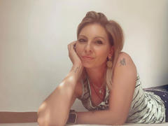 EmmaCrow-hot - blond female webcam at xLoveCam