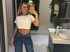 EmmaEmber from xLoveCam