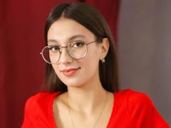 EmmaReed - female with brown hair webcam at ImLive