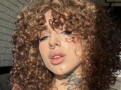 EmmaHillton - female with brown hair webcam at xLoveCam