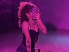 EmmaHillton - female with brown hair webcam at xLoveCam