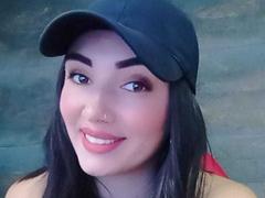 EmmaQueeny - female with black hair webcam at xLoveCam