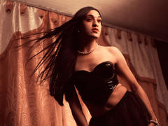 EmmaWalton - shemale with black hair webcam at xLoveCam