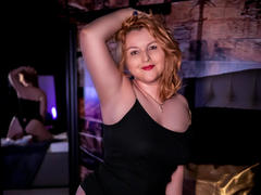 EmmaXPark - blond female with  big tits webcam at ImLive