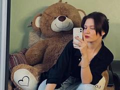EricDekenipp - female with brown hair webcam at xLoveCam