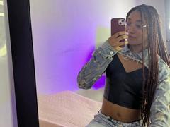 EsmeraldaRoe - female with brown hair webcam at xLoveCam