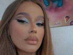 AllisonBloom - female with brown hair webcam at LiveJasmin