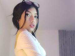 EyImSimone - female with black hair webcam at xLoveCam