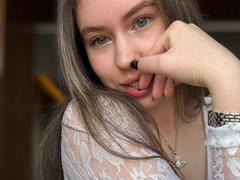 Eyira - female with brown hair webcam at xLoveCam