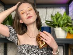 FascinatingLooke - female with brown hair webcam at ImLive