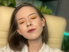 FascinatingLooke - female with brown hair webcam at ImLive