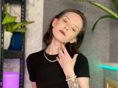 FascinatingLooke - female with brown hair webcam at ImLive