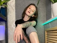 FascinatingLooke - female with brown hair webcam at ImLive