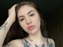 FlorrieCappola - female with brown hair webcam at xLoveCam