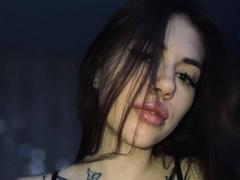 FlorrieCappola - female with brown hair webcam at xLoveCam