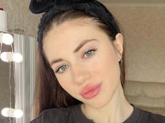 FlorrieCappola - female with brown hair webcam at xLoveCam