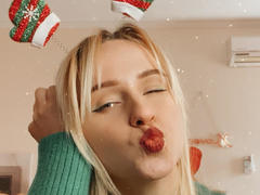 FlyFreedom - blond female webcam at xLoveCam