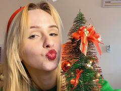 FlyFreedom - blond female webcam at xLoveCam