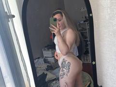 FoxyKissis - blond female with  big tits webcam at xLoveCam