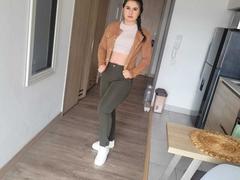 FrancheskaaWaalsh - female with brown hair and  small tits webcam at xLoveCam