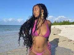 FrenchQueen from xLoveCam