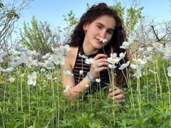 FridaCurie - female with brown hair webcam at LiveJasmin