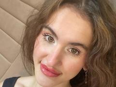 FridaCurie - female with brown hair webcam at LiveJasmin