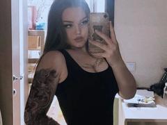 FrutisGirl-hot - female with brown hair webcam at xLoveCam