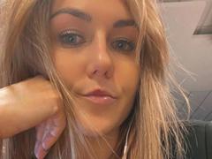 GanzNettePaola-hot - blond female webcam at xLoveCam