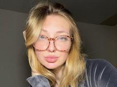 GigiWadkins - female with brown hair and  big tits webcam at xLoveCam