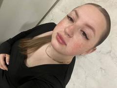 GirlPlayer-hot - female with brown hair webcam at xLoveCam