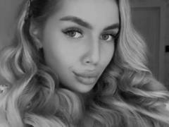 Glamur-hot - blond female webcam at xLoveCam