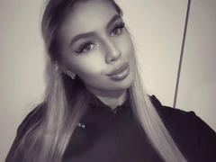 Glamur-hot - blond female webcam at xLoveCam