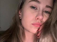 GlossyBambe from xLoveCam