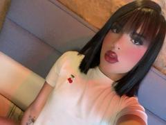 GlossyyBratz - shemale webcam at xLoveCam