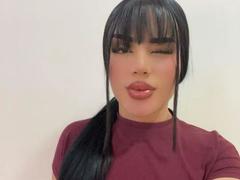 GlossyyBratz from xLoveCam