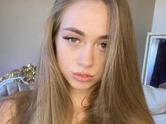 GoGoDream - female with brown hair webcam at xLoveCam