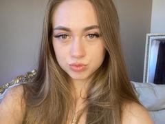 GoGoDream - female with brown hair webcam at xLoveCam