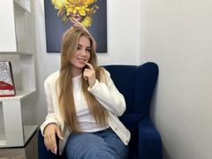 GoldenMirage - female webcam at xLoveCam
